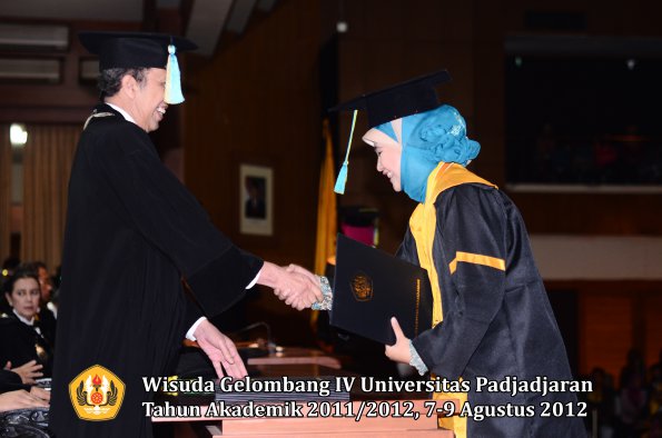 wisuda-unpad-gel-iv-2011_2012-fakultas-farmasi-oleh-dekan-191