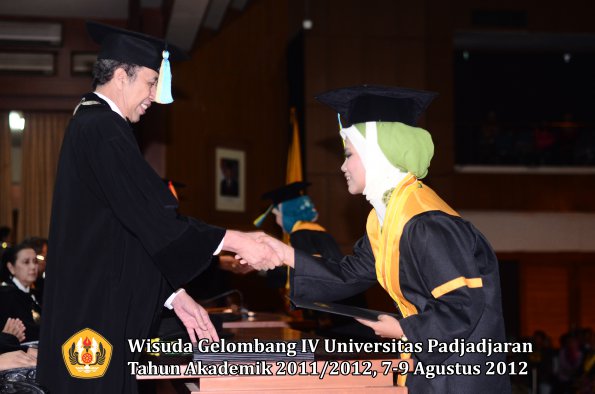 wisuda-unpad-gel-iv-2011_2012-fakultas-farmasi-oleh-dekan-192