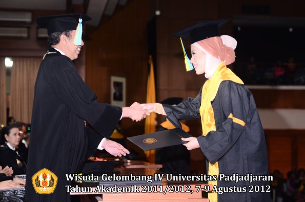 wisuda-unpad-gel-iv-2011_2012-fakultas-farmasi-oleh-dekan-194