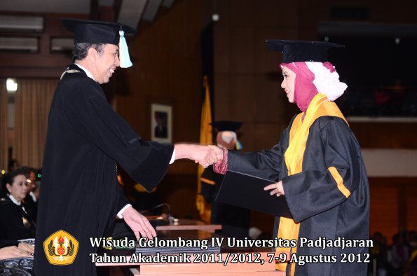 wisuda-unpad-gel-iv-2011_2012-fakultas-farmasi-oleh-dekan-195