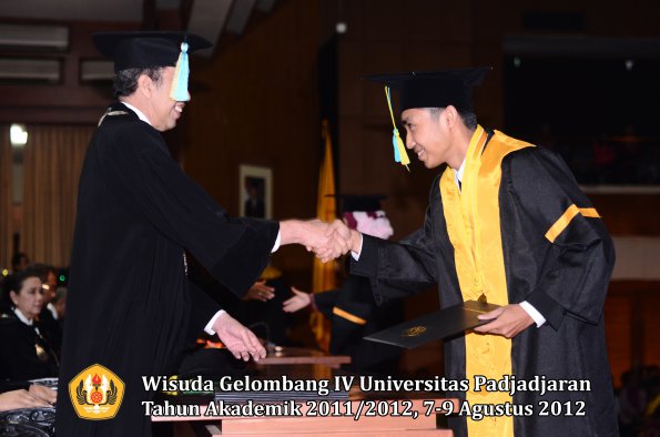 wisuda-unpad-gel-iv-2011_2012-fakultas-farmasi-oleh-dekan-196