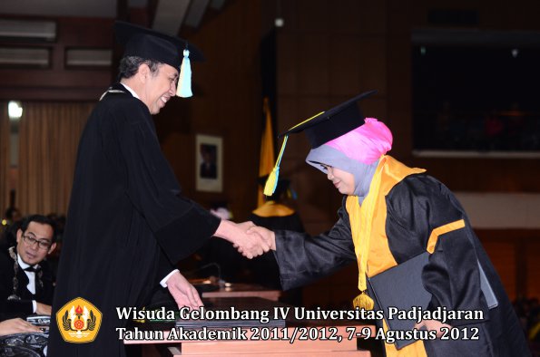 wisuda-unpad-gel-iv-2011_2012-fakultas-farmasi-oleh-dekan-197