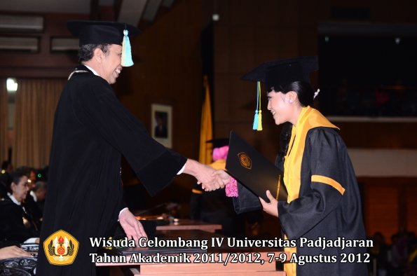 wisuda-unpad-gel-iv-2011_2012-fakultas-farmasi-oleh-dekan-198