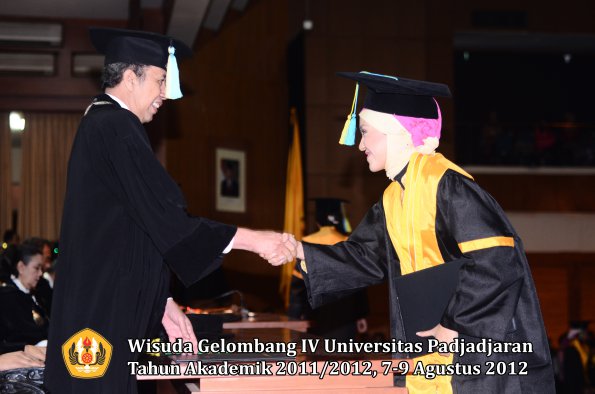 wisuda-unpad-gel-iv-2011_2012-fakultas-farmasi-oleh-dekan-199