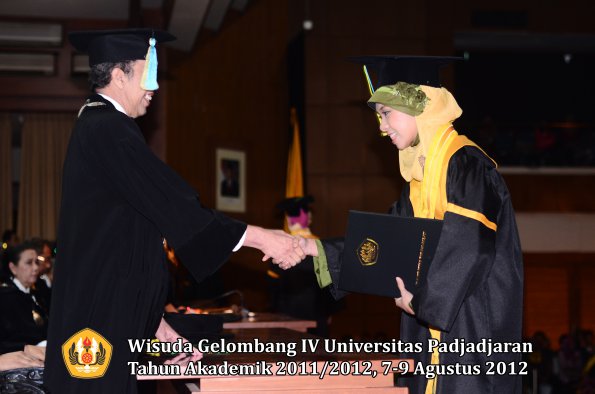 wisuda-unpad-gel-iv-2011_2012-fakultas-farmasi-oleh-dekan-200