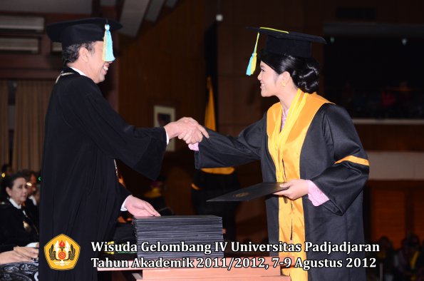 wisuda-unpad-gel-iv-2011_2012-fakultas-farmasi-oleh-dekan-201