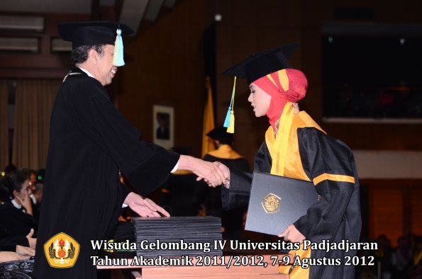 wisuda-unpad-gel-iv-2011_2012-fakultas-farmasi-oleh-dekan-203