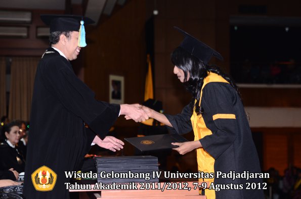 wisuda-unpad-gel-iv-2011_2012-fakultas-farmasi-oleh-dekan-205