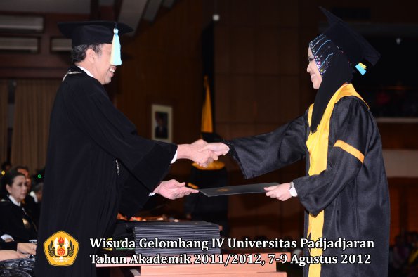 wisuda-unpad-gel-iv-2011_2012-fakultas-farmasi-oleh-dekan-209