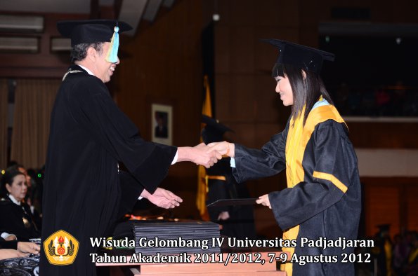 wisuda-unpad-gel-iv-2011_2012-fakultas-farmasi-oleh-dekan-210