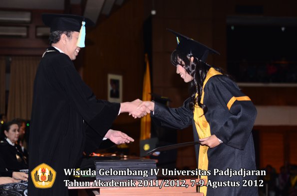 wisuda-unpad-gel-iv-2011_2012-fakultas-farmasi-oleh-dekan-212