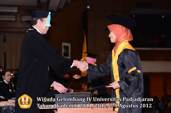 wisuda-unpad-gel-iv-2011_2012-fakultas-farmasi-oleh-dekan-215