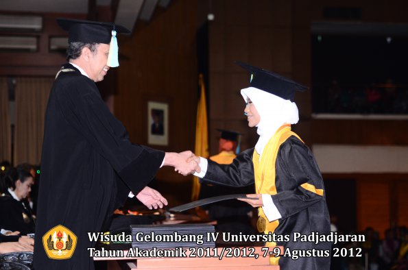 wisuda-unpad-gel-iv-2011_2012-fakultas-farmasi-oleh-dekan-216