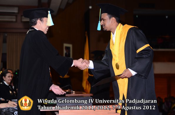 wisuda-unpad-gel-iv-2011_2012-fakultas-farmasi-oleh-dekan-218