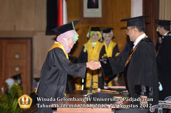 wisuda-unpad-gel-iv-2011_2012-fakultas-farmasi-oleh-rektor-001