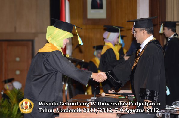 wisuda-unpad-gel-iv-2011_2012-fakultas-farmasi-oleh-rektor-002