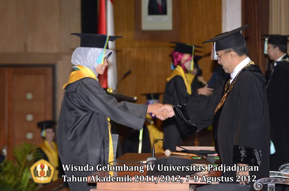 wisuda-unpad-gel-iv-2011_2012-fakultas-farmasi-oleh-rektor-006