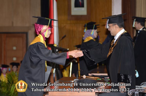 wisuda-unpad-gel-iv-2011_2012-fakultas-farmasi-oleh-rektor-007