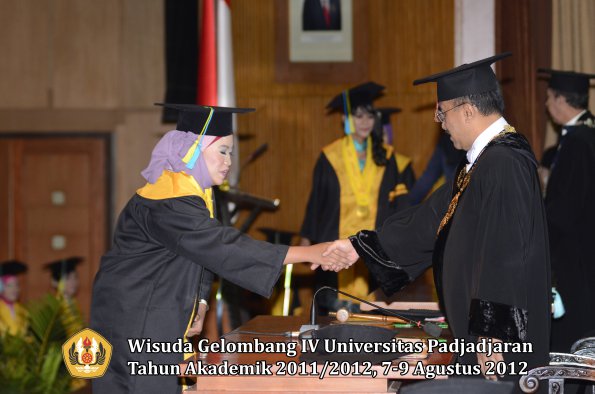 wisuda-unpad-gel-iv-2011_2012-fakultas-farmasi-oleh-rektor-008