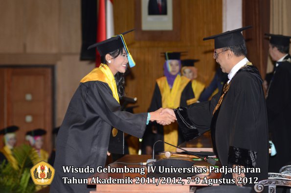 wisuda-unpad-gel-iv-2011_2012-fakultas-farmasi-oleh-rektor-009