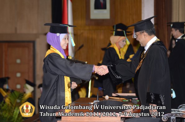 wisuda-unpad-gel-iv-2011_2012-fakultas-farmasi-oleh-rektor-010