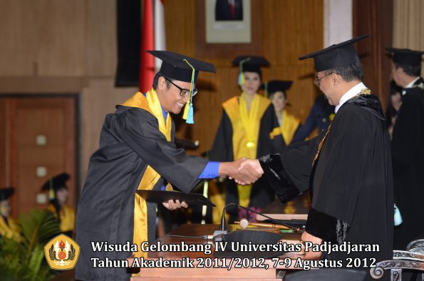 wisuda-unpad-gel-iv-2011_2012-fakultas-farmasi-oleh-rektor-013