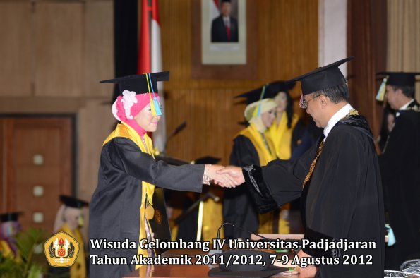 wisuda-unpad-gel-iv-2011_2012-fakultas-farmasi-oleh-rektor-016