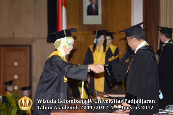 wisuda-unpad-gel-iv-2011_2012-fakultas-farmasi-oleh-rektor-017