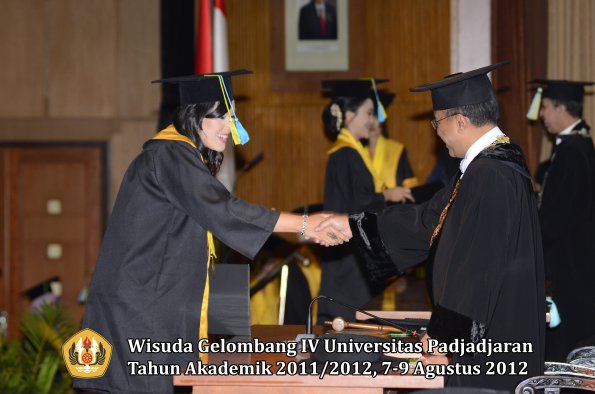 wisuda-unpad-gel-iv-2011_2012-fakultas-farmasi-oleh-rektor-018