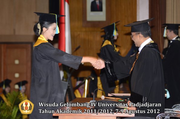 wisuda-unpad-gel-iv-2011_2012-fakultas-farmasi-oleh-rektor-019