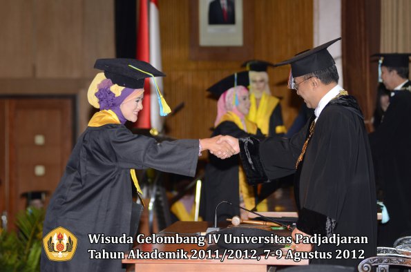 wisuda-unpad-gel-iv-2011_2012-fakultas-farmasi-oleh-rektor-021