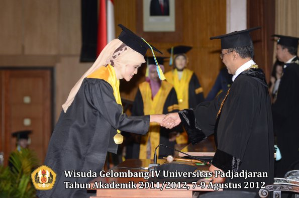 wisuda-unpad-gel-iv-2011_2012-fakultas-farmasi-oleh-rektor-023