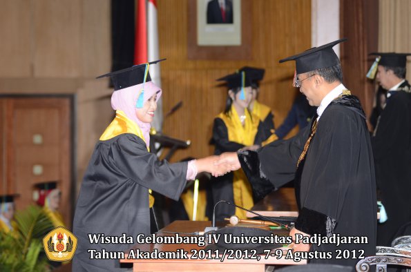 wisuda-unpad-gel-iv-2011_2012-fakultas-farmasi-oleh-rektor-026