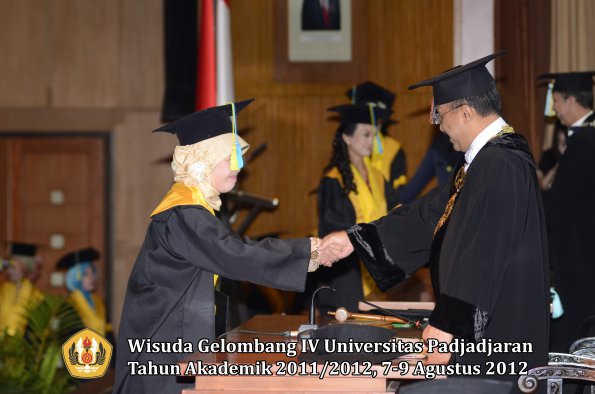 wisuda-unpad-gel-iv-2011_2012-fakultas-farmasi-oleh-rektor-029