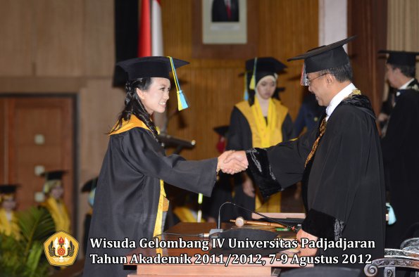 wisuda-unpad-gel-iv-2011_2012-fakultas-farmasi-oleh-rektor-030