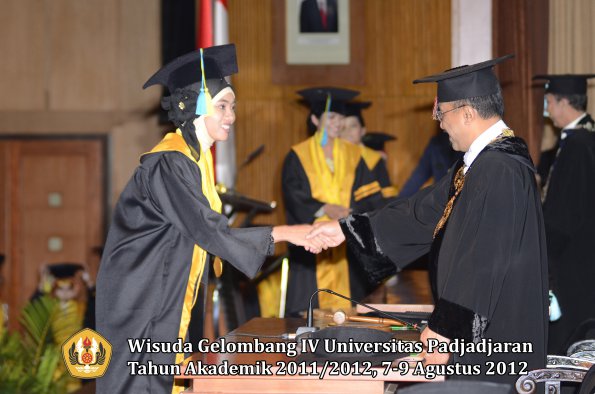 wisuda-unpad-gel-iv-2011_2012-fakultas-farmasi-oleh-rektor-031