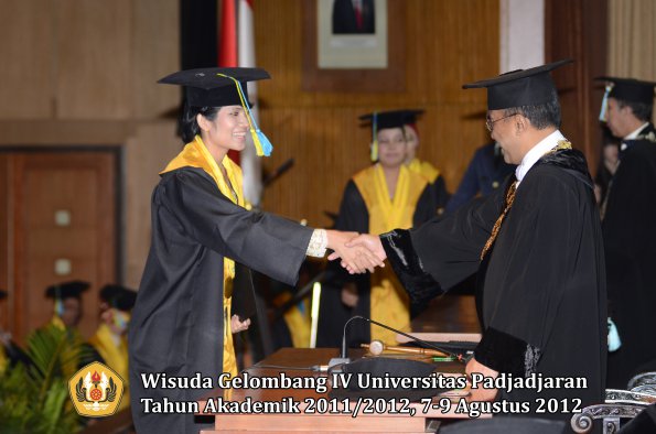 wisuda-unpad-gel-iv-2011_2012-fakultas-farmasi-oleh-rektor-032