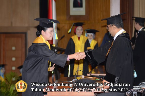 wisuda-unpad-gel-iv-2011_2012-fakultas-farmasi-oleh-rektor-033