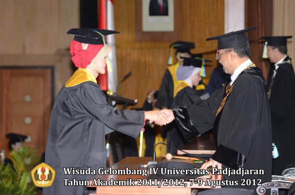 wisuda-unpad-gel-iv-2011_2012-fakultas-farmasi-oleh-rektor-034