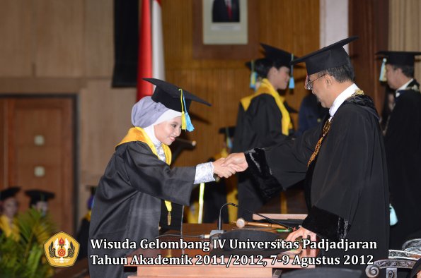 wisuda-unpad-gel-iv-2011_2012-fakultas-farmasi-oleh-rektor-035