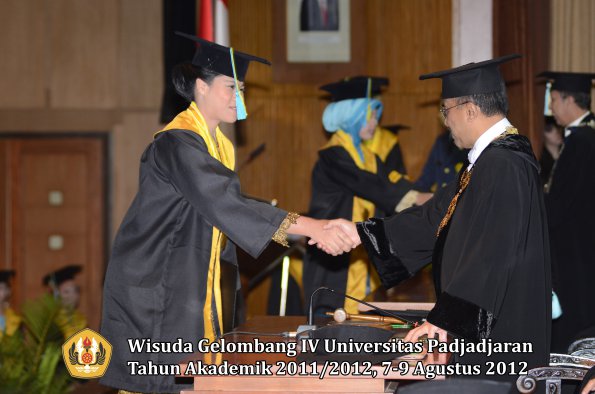 wisuda-unpad-gel-iv-2011_2012-fakultas-farmasi-oleh-rektor-036