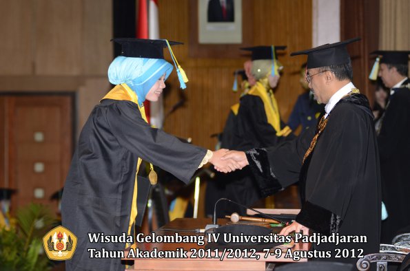 wisuda-unpad-gel-iv-2011_2012-fakultas-farmasi-oleh-rektor-037