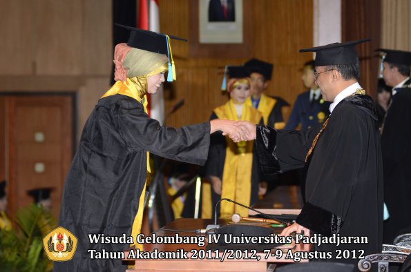 wisuda-unpad-gel-iv-2011_2012-fakultas-farmasi-oleh-rektor-038