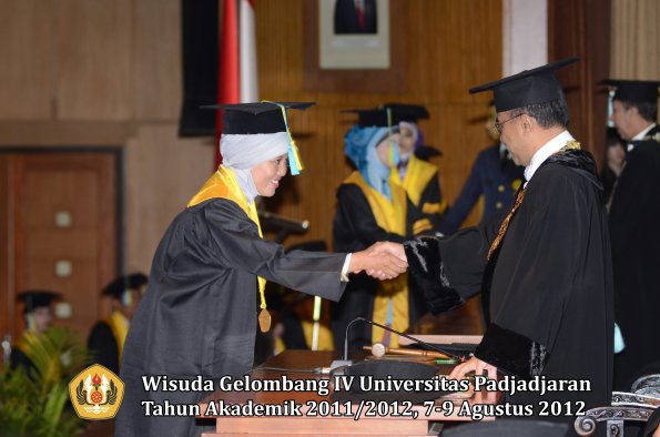 wisuda-unpad-gel-iv-2011_2012-fakultas-farmasi-oleh-rektor-041