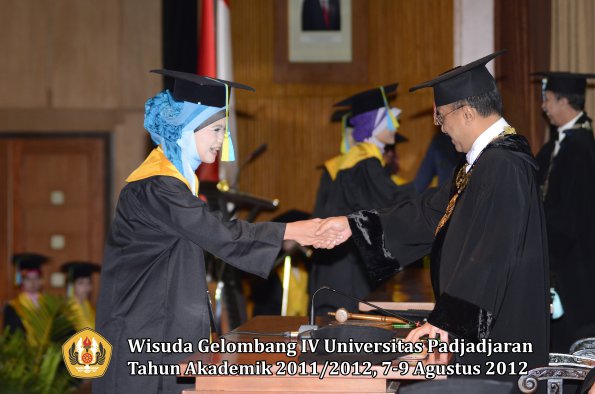 wisuda-unpad-gel-iv-2011_2012-fakultas-farmasi-oleh-rektor-042