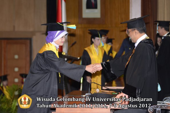 wisuda-unpad-gel-iv-2011_2012-fakultas-farmasi-oleh-rektor-043