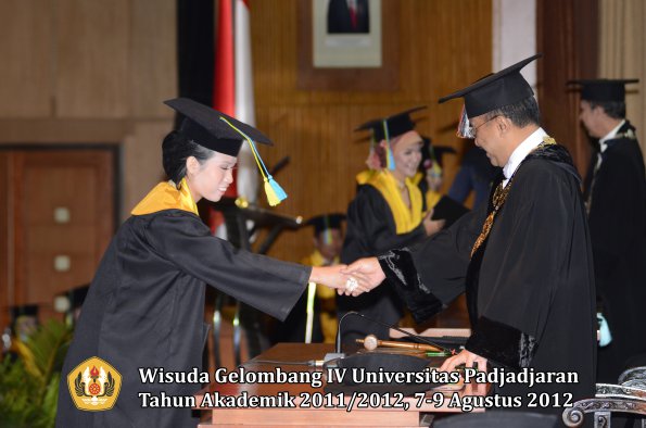 wisuda-unpad-gel-iv-2011_2012-fakultas-farmasi-oleh-rektor-044