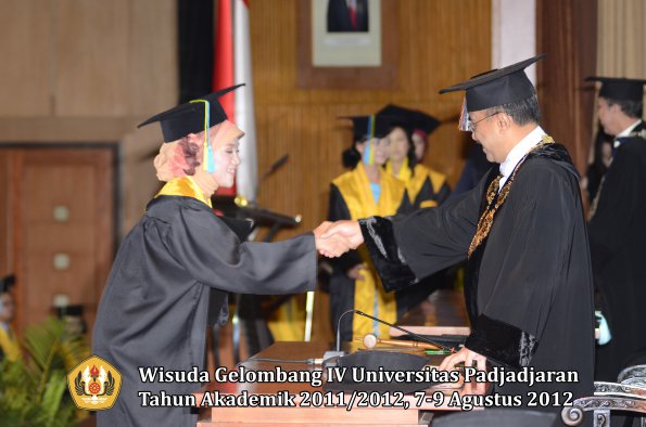 wisuda-unpad-gel-iv-2011_2012-fakultas-farmasi-oleh-rektor-045