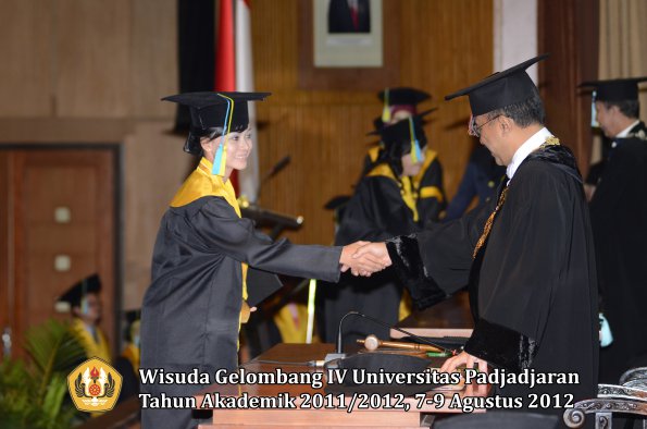 wisuda-unpad-gel-iv-2011_2012-fakultas-farmasi-oleh-rektor-046