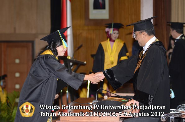 wisuda-unpad-gel-iv-2011_2012-fakultas-farmasi-oleh-rektor-047